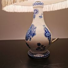 Lampe en porcelaine de GIEN abat-jour à galon et franges 
