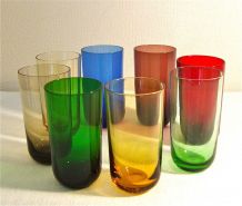 8 verres-gobelets colorés