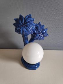 lampe palmiers en céramique bleue et globe opaline blanche