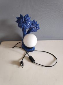 lampe palmiers en céramique bleue et globe opaline blanche