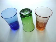 Plateau et six verres colorés