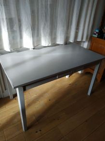 Table grise en bois
