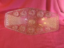 Grand plat en verre moulé