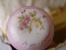 Petit pot en porcelaine romantique