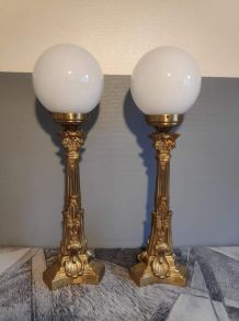 lampes anciennes en bronze et opalines blanches,