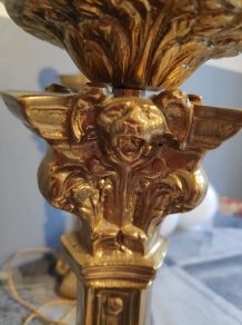 lampes anciennes en bronze et opalines blanches,