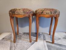 tabourets ronds style Louis XV dessus tissu imprimé 