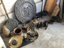 Lot de cuivre , moulin à café , lampe à, fer à repasser etc 