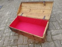 Coffre malle bombée vintage rénover tissus bois acier