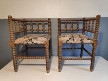 chaises d'angle anciennes en bois tourné et assises en tissu
