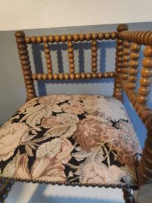 chaises d'angle anciennes en bois tourné et assises en tissu