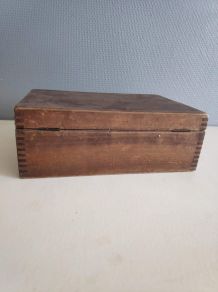 boite ancienne en bois fermée par 2 crochets