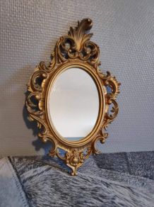 petit miroir ancien style rocaille en résine dorée