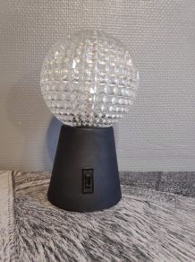 lampe vintage avec globe  verre ciselé et socle  métal noir