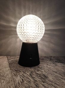 lampe vintage avec globe  verre ciselé et socle  métal noir