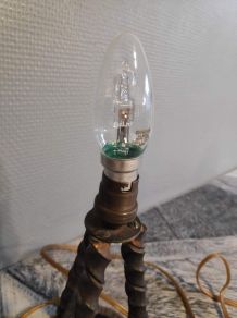 lampe tripode en métal torsadé