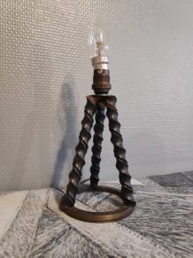 lampe tripode en métal torsadé