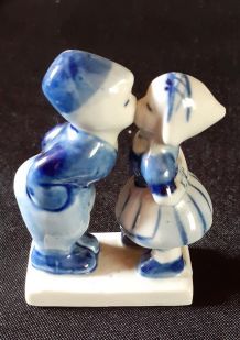 Figurine "premier baiser" en porcelaine