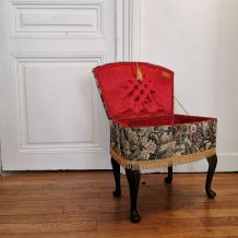 Travailleuse couseuse en tapisserie anglaise 