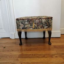 Travailleuse couseuse en tapisserie anglaise 