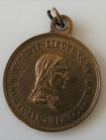 Médaillon métal doré napoléon bonaparte 1857 