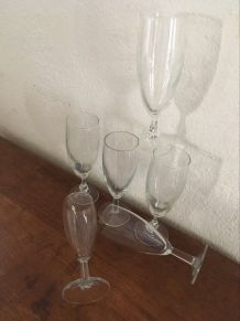 Six flutes assorties.