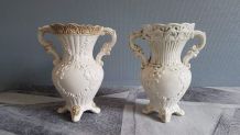 vases de barbottine blanche avec décor floral Capodimonte