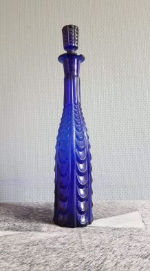 petite carafe bleue foncée en verre ciselé