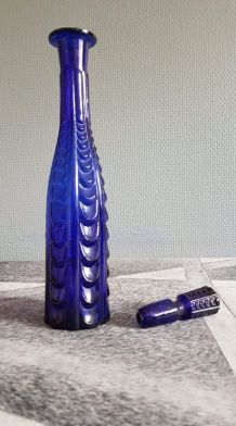 petite carafe bleue foncée en verre ciselé