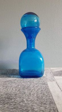 carafe en verre bleu carré avec gros bouchon rond