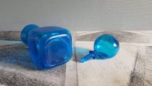 carafe en verre bleu carré avec gros bouchon rond