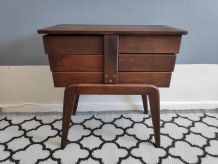 travailleuse vintage en bois foncé, empiètement forme compas