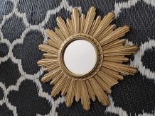 petit miroir soleil en résine dorée des années 50