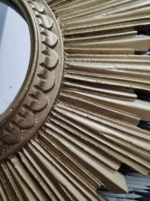 petit miroir soleil en résine dorée des années 50