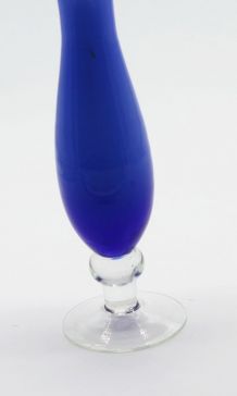 Vase en opaline bleu