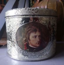 Ancienne boîte à biscuits en tôle repoussée