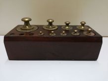 Série de poids laiton sur support