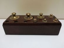 Lot de poids laiton sur support bois