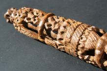 Porte-aiguilles en bois sculpté, Long. 12 cm
