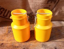 Deux pots à lait en plastique (POLA)