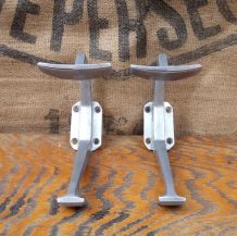 Paire d'anciennes patères d'école 