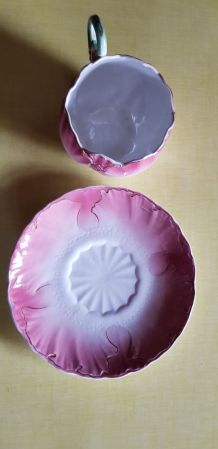 Tasse très ancienne en forme de rose avec grande soucoupe