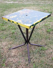 table bistrot tolix  1950. Le plateau est entièrement patiné