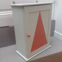 armoire à pharmacie triangle