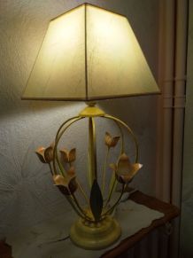 Lampe avec pied représentant des fleurs