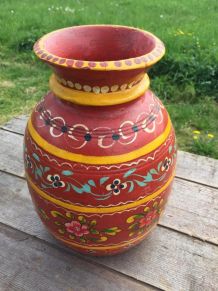 Vase en bois peint 