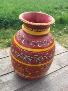 Vase en bois peint 
