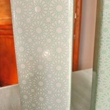 Jolis vases motifs floraux vert et blanc. 