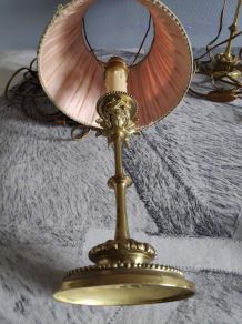 paire de lampes bougeoir en laiton et abat-jour d'époque 