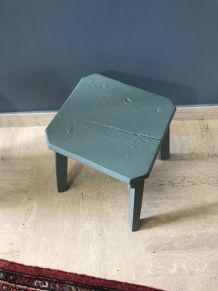 Petit tabouret de ferme vert bleuté